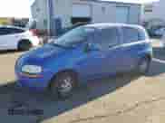 2004 Chevrolet Aveo LS z VIN KL1TJ62664B266574, wystawiony jako Copart lot #82820054 z przebiegiem Nie podano mil oraz Czysty tytuł • Clean title. Historia ofert i sprzedaży dostępna na DreamBid. Obrazek 1.