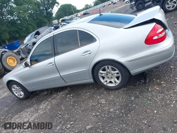 ✅ 2005 Mercedes-Benz E 320 • VIN: WDBUF65J45A622279 • Lot: 42528958. Wystawiony na IAAI z przebiegiem 125 464 mil. Bezpłatny archiwum sprzedaży aukcyjnych z USA i szczegółowy raport historii pojazdu na DreamBid. Zdjęcie 14.
