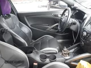 ✅ 2016 Hyundai Veloster Turbo • VIN: KMHTC6AE1GU261041 • Lot: 41559726. Wystawiony na IAAI z przebiegiem Nie podano. Bezpłatny archiwum sprzedaży aukcyjnych z USA i szczegółowy raport historii pojazdu na DreamBid. Zdjęcie 5.