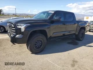 ✅ 2022 Toyota Tundra SR5 • VIN: 5TFLA5DB8NX001902 • Лот: 84021315. Опубликован ранее на Copart с пробегом 30 909 миль. Бесплатный доступ к архиву аукционных продаж из США и подробный отчёт об истории автомобиля на DreamBid. Изображение 1.