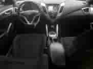 2017 Hyundai Veloster z VIN KMHTC6AD1HU313051, wystawiony jako Copart lot #82075395 z przebiegiem 69 415 mil mil oraz Szkoda całkowita • Salvage title. Historia ofert i sprzedaży dostępna na DreamBid. Obrazek 8.