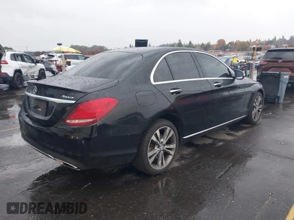 ✅ 2015 Mercedes-Benz C 300 Luxury • VIN: 55SWF4KB3FU092812 • Лот: 43623619. Опубликован ранее на IAAI с пробегом 143 919 миль. Бесплатный доступ к архиву аукционных продаж из США и подробный отчёт об истории автомобиля на DreamBid. Изображение 4.