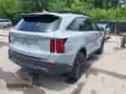 2022 Kia Sorento X-Line S z VIN 5XYRLDLC0NG095849, wystawiony jako IAAI lot #42663893 z przebiegiem 42 132 mil mil oraz . Historia ofert i sprzedaży dostępna na DreamBid. Obrazek 4.