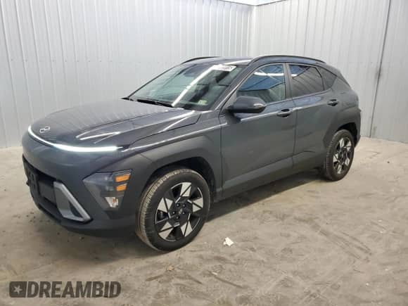 2024 Hyundai Kona SEL z VIN KM8HBCABXRU082013, wystawiony jako Copart lot #87712915 z przebiegiem 22 966 mil mil oraz Czysty tytuł • Clean title. Historia ofert i sprzedaży dostępna na DreamBid. Obrazek 1.