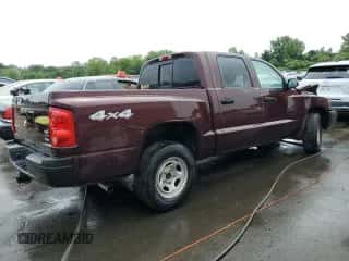 2005 Dodge Dakota ST z VIN 1D7HW28NX5S225511, wystawiony jako Copart lot #64009084 z przebiegiem Nie podano mil oraz Szkoda całkowita • Salvage title. Historia ofert i sprzedaży dostępna na DreamBid. Obrazek 3.