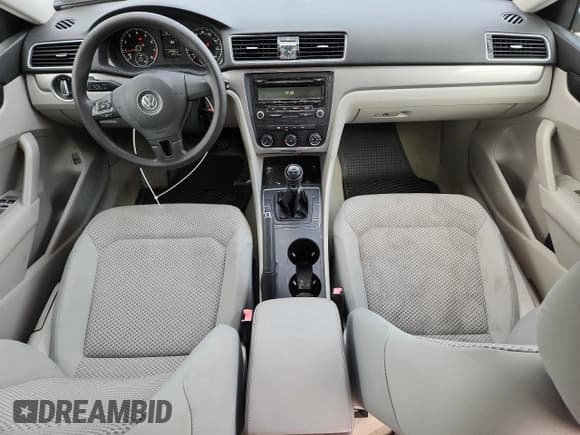 ✅ 2013 Volkswagen Passat S • VIN: 1VWAH7A34DC038850 • Lot: 71572515. Wystawiony na Copart z przebiegiem 39 712 mil. Bezpłatny archiwum sprzedaży aukcyjnych z USA i szczegółowy raport historii pojazdu na DreamBid. Zdjęcie 8.