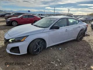 ✅ 2024 Nissan Altima SR • VIN: 1N4BL4CV3RN305092 • Лот: 93223715. Опубликован ранее на Copart с пробегом 22 140 миль. Бесплатный доступ к архиву аукционных продаж из США и подробный отчёт об истории автомобиля на DreamBid. Изображение 1.