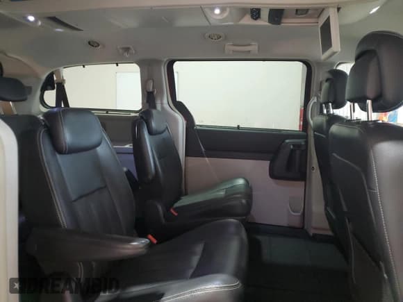 ✅ 2010 Chrysler Town & Country Touring Plus • VIN: 2A4RR8DX4AR449122 • Lot: 81642995. Wystawiony na Copart z przebiegiem 119 456 mil. Bezpłatny archiwum sprzedaży aukcyjnych z USA i szczegółowy raport historii pojazdu na DreamBid. Zdjęcie 11.