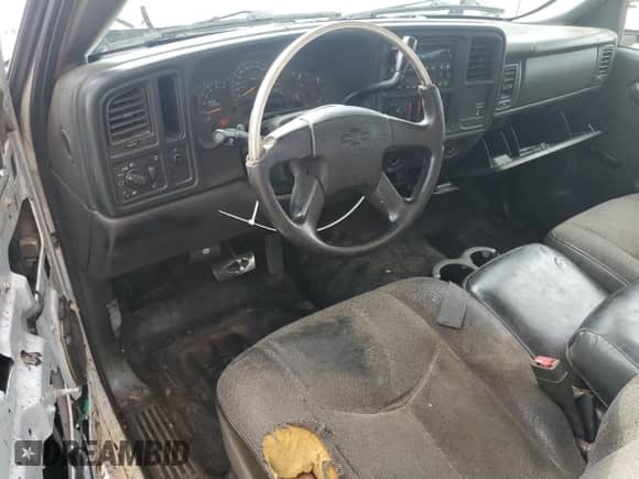 2004 Chevrolet Silverado 1500 LS z VIN 1GCEC14T04E206936, wystawiony jako Copart lot #56305735 z przebiegiem Nie podano mil oraz Szkoda całkowita • Salvage title. Historia ofert i sprzedaży dostępna na DreamBid. Obrazek 8.