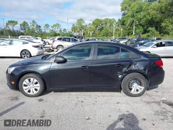 2014 Chevrolet Cruze LS z VIN 1G1PA5SH9E7479991, wystawiony jako IAAI lot #43338783 z przebiegiem 77 067 mil mil oraz . Historia ofert i sprzedaży dostępna na DreamBid. Obrazek 14.