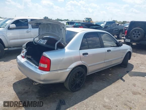 ✅ 2002 Mazda Protege DX • VIN: JM1BJ226121545298 • Lot: 43133639. Wystawiony na IAAI z przebiegiem 123 119 mil. Bezpłatny archiwum sprzedaży aukcyjnych z USA i szczegółowy raport historii pojazdu na DreamBid. Zdjęcie 4.