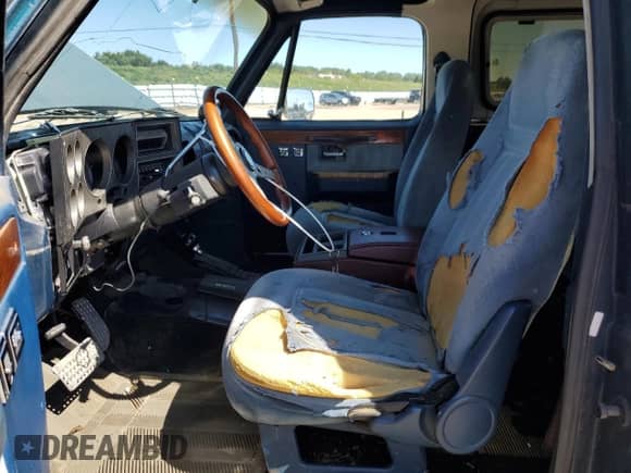 1987 Chevrolet Blazer z VIN 1GNEV18K7HF180306, wystawiony jako Copart lot #80914465 z przebiegiem 455 897 mil mil oraz Nie do naprawy • Non repairable. Historia ofert i sprzedaży dostępna na DreamBid. Obrazek 7.