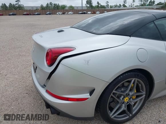 ✅ 2017 Ferrari California T • VIN: ZFF77XJA2H0226113 • Lot: 41445494. Listed on IAAI with 17,032 mi. Free auction sales archive from the USA and detailed vehicle history report at DreamBid. Image 18.