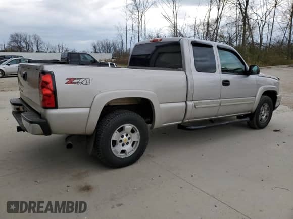 ✅ 2006 Chevrolet Silverado 1500 LS • VIN: 2GCEK19B761111443 • Lot: 78503734. Wystawiony na Copart z przebiegiem 185 283 mil mil. Skorzystaj z bezpłatnego archiwum sprzedaży aukcyjnych z USA i zobacz szczegółowy raport historii pojazdu na DreamBid. Zdjęcie 3.