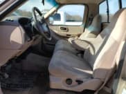 ✅ 1999 Ford F-150 XL • VIN: 1FTRF17L2XKA36749 • Lot: 84671444. Wystawiony na Copart z przebiegiem 148 338 mil. Bezpłatny archiwum sprzedaży aukcyjnych z USA i szczegółowy raport historii pojazdu na DreamBid. Zdjęcie 7.