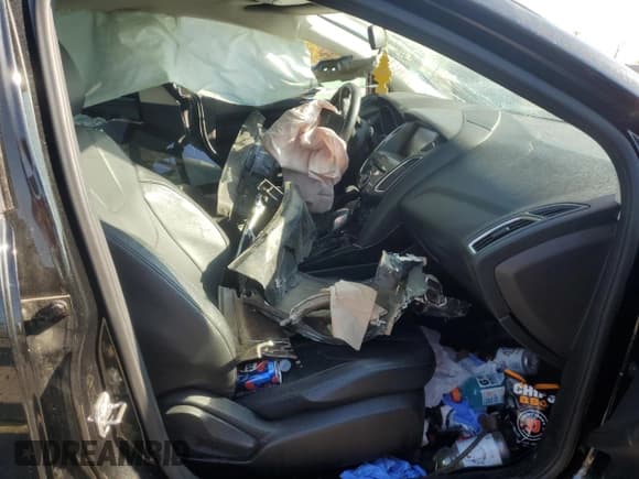 ✅ 2015 Ford Focus Titanium • VIN: 1FADP3N2XFL230263 • Lot: 86443185. Wystawiony na Copart z przebiegiem Nie podano. Bezpłatny archiwum sprzedaży aukcyjnych z USA i szczegółowy raport historii pojazdu na DreamBid. Zdjęcie 7.