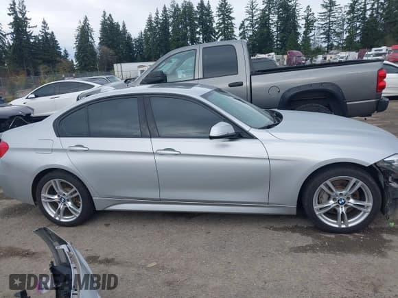 ✅ 2017 BMW 3 Series 340i xDrive • VIN: WBA8B7C39HK806640 • Lot: 43741085. Wystawiony na IAAI z przebiegiem 101 837 mil. Bezpłatny archiwum sprzedaży aukcyjnych z USA i szczegółowy raport historii pojazdu na DreamBid. Zdjęcie 14.