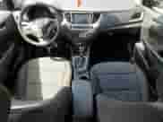 2021 Hyundai Accent SE z VIN 3KPC24A60ME136563, wystawiony jako Copart lot #67857473 z przebiegiem 27 759 mil mil oraz . Historia ofert i sprzedaży dostępna na DreamBid. Obrazek 8.