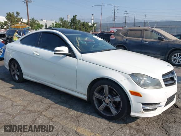 ✅ 2014 Mercedes-Benz C 250 • VIN: WDDGJ4HB8EG288931 • Lot: 42744468. Wystawiony na IAAI z przebiegiem 127 107 mil. Bezpłatny archiwum sprzedaży aukcyjnych z USA i szczegółowy raport historii pojazdu na DreamBid. Zdjęcie 1.