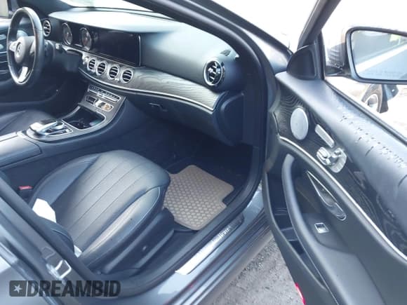 ✅ 2018 Mercedes-Benz E 300 • VIN: WDDZF4KB5JA384497 • Lot: 43179265. Wystawiony na IAAI z przebiegiem 70 395 mil. Bezpłatny archiwum sprzedaży aukcyjnych z USA i szczegółowy raport historii pojazdu na DreamBid. Zdjęcie 5.