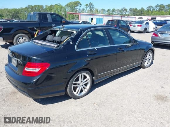 ✅ 2013 Mercedes-Benz C 250 Sport • VIN: WDDGF4HB5DA862291 • Lot: 42019950. Wystawiony na IAAI z przebiegiem Nie podano. Bezpłatny archiwum sprzedaży aukcyjnych z USA i szczegółowy raport historii pojazdu na DreamBid. Zdjęcie 4.