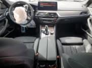 ✅ 2023 BMW 5 Series 530i xDrive • VIN: WBA13BJ01PCM53684 • Lot: 86590855. Wystawiony na Copart z przebiegiem 20 468 mil. Bezpłatny archiwum sprzedaży aukcyjnych z USA i szczegółowy raport historii pojazdu na DreamBid. Zdjęcie 8.