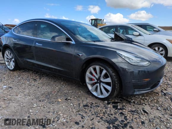 ✅ 2018 Tesla Model 3 Long Range Battery • VIN: 5YJ3E1EB6JF171076 • Lot: 57524695. Wystawiony na Copart z przebiegiem 83 947 mil. Bezpłatny archiwum sprzedaży aukcyjnych z USA i szczegółowy raport historii pojazdu na DreamBid. Zdjęcie 4.