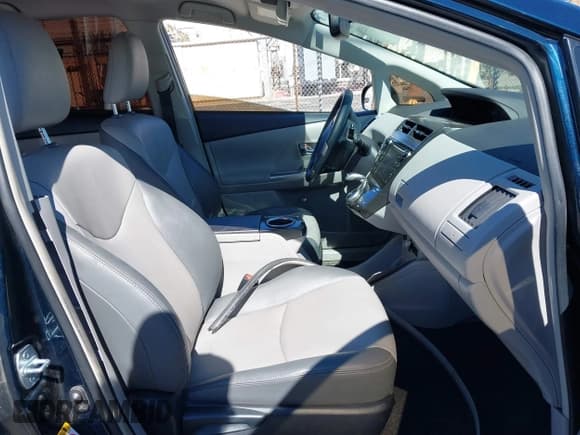 ✅ 2017 Toyota Prius Two • VIN: JTDZN3EU3HJ070846 • Lot: 41616239. Listed on IAAI with 109,392 mi. Free auction sales archive from the USA and detailed vehicle history report at DreamBid. Image 5.