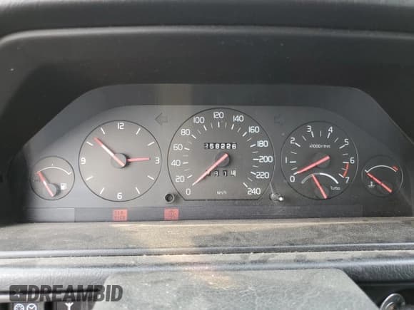 ✅ 1992 Volvo 940 • VIN: YV1JW8708N3032976 • Lot: 62995073. Listed on Copart with 258,226 mi. Free auction sales archive from the USA and detailed vehicle history report at DreamBid. Image 9.