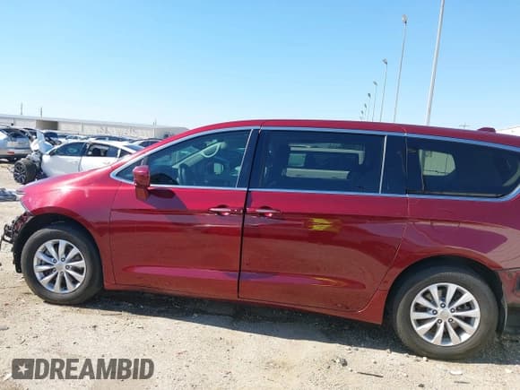 ✅ 2018 Chrysler Pacifica Touring Plus • VIN: 2C4RC1FG7JR280015 • Лот: 43590796. Опубликован ранее на IAAI с пробегом 100 429 миль. Бесплатный доступ к архиву аукционных продаж из США и подробный отчёт об истории автомобиля на DreamBid. Изображение 15.