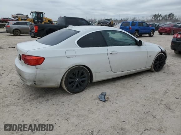 ✅ 2013 BMW 3 Series 328i • VIN: WBAKE5C51DJ107425 • Lot: 46112365. Wystawiony na Copart z przebiegiem 125 122 mil. Bezpłatny archiwum sprzedaży aukcyjnych z USA i szczegółowy raport historii pojazdu na DreamBid. Zdjęcie 3.