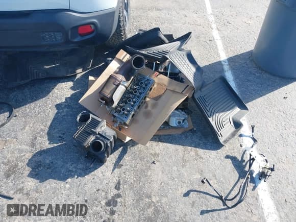 ✅ 2017 Jeep Renegade Sport • VIN: ZACCJBAH3HPF38935 • Lot: 41752943. Listed on IAAI with 97,532 mi. Free auction sales archive from the USA and detailed vehicle history report at DreamBid. Image 12.