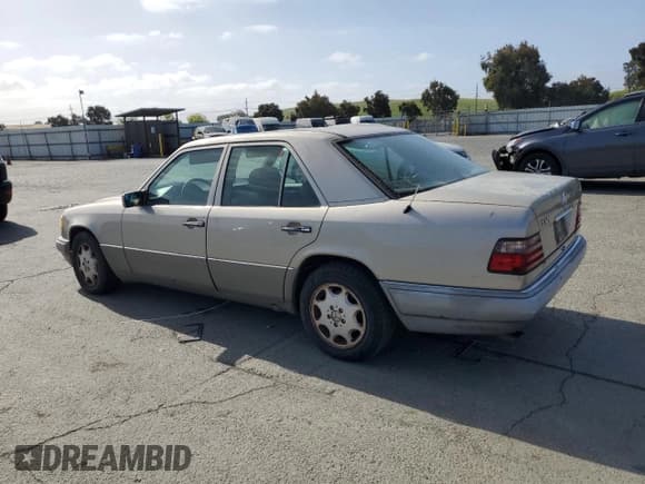 ✅ 1994 Mercedes-Benz E 320 • VIN: WDBEA32E2RC119398 • Лот: 54427825. Опубликован ранее на Copart с пробегом 277 850 миль. Бесплатный доступ к архиву аукционных продаж из США и подробный отчёт об истории автомобиля на DreamBid. Изображение 2.