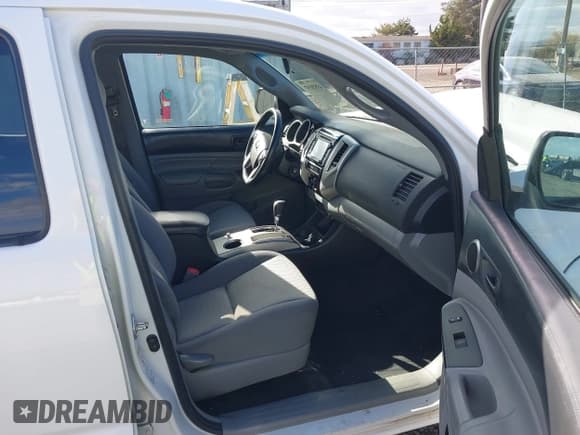 ✅ 2015 Toyota Tacoma PreRunner • VIN: 5TFJU4GN7FX090426 • Lot: 43520197. Wystawiony na IAAI z przebiegiem 106 907 mil. Bezpłatny archiwum sprzedaży aukcyjnych z USA i szczegółowy raport historii pojazdu na DreamBid. Zdjęcie 5.