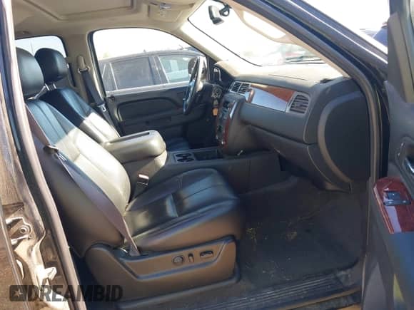 2011 Chevrolet Tahoe LT z VIN 1GNSKBE08BR282286, wystawiony jako IAAI lot #43467008 z przebiegiem 165 515 mil mil oraz . Historia ofert i sprzedaży dostępna na DreamBid. Obrazek 5.