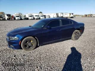 2015 Dodge Charger SE z VIN 2C3CDXBG9FH870634, wystawiony jako Copart lot #89886845 z przebiegiem 111 608 mil mil oraz Czysty tytuł • Clean title. Historia ofert i sprzedaży dostępna na DreamBid. Obrazek 1.