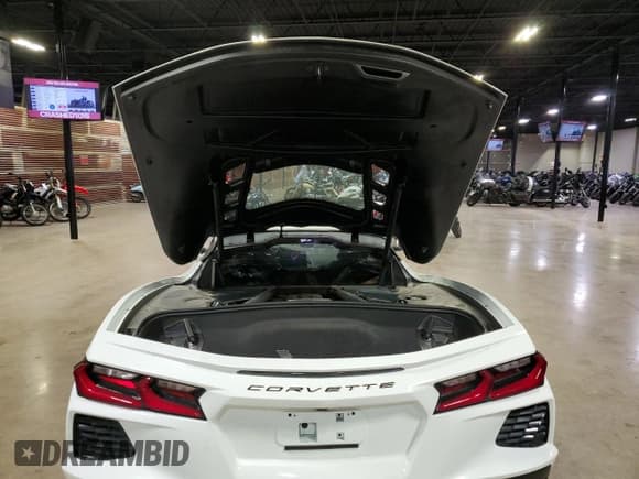 ✅ 2024 Chevrolet Corvette 2LT • VIN: 1G1YB2D4XR5122833 • Lot: 88783495. Wystawiony na Copart z przebiegiem 3 875 mil. Bezpłatny archiwum sprzedaży aukcyjnych z USA i szczegółowy raport historii pojazdu na DreamBid. Zdjęcie 9.