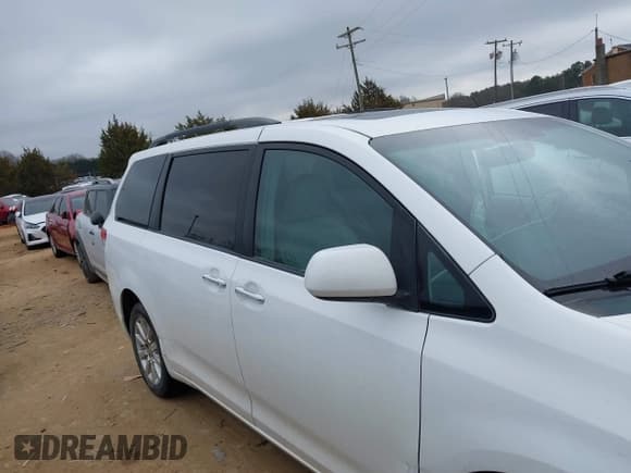✅ 2011 Toyota Sienna XLE • VIN: 5TDDK3DC0BS015244 • Lot: 41413002. Wystawiony na IAAI z przebiegiem 128 591 mil. Bezpłatny archiwum sprzedaży aukcyjnych z USA i szczegółowy raport historii pojazdu na DreamBid. Zdjęcie 13.