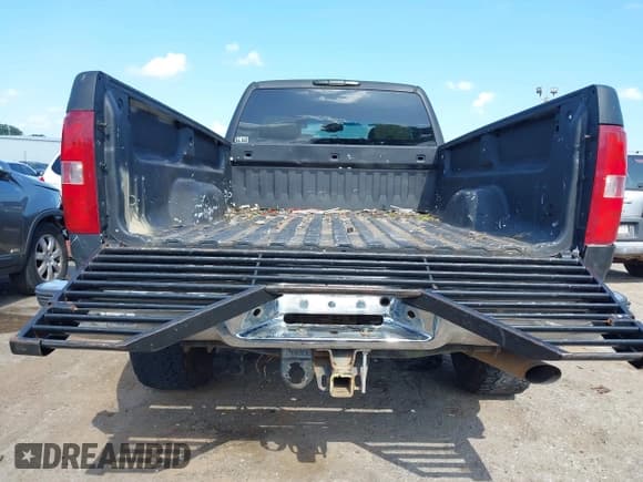 ✅ 2008 Chevrolet Silverado 2500HD 1LT • VIN: 1GCHK29KX8E163363 • Lot: 42540648. Wystawiony na IAAI z przebiegiem 242 555 mil. Bezpłatny archiwum sprzedaży aukcyjnych z USA i szczegółowy raport historii pojazdu na DreamBid. Zdjęcie 17.