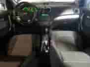 2009 Chevrolet Aveo 1LT z VIN KL1TD56E49B617993, wystawiony jako Copart lot #48462255 z przebiegiem 127 460 mil mil oraz Szkoda całkowita • Salvage title. Historia ofert i sprzedaży dostępna na DreamBid. Obrazek 8.