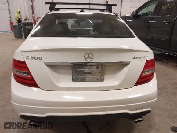 ✅ 2013 Mercedes-Benz C 300 Sport • VIN: WDDGF8AB5DR243841 • Лот: 43684826. Опубликован ранее на IAAI с пробегом 148 442 миль. Бесплатный доступ к архиву аукционных продаж из США и подробный отчёт об истории автомобиля на DreamBid. Изображение 16.