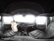 ✅ 2024 Jeep Wrangler High Altitude • VIN: 1C4RJXU62RW220505 • Lot: 42532322. Wystawiony na IAAI z przebiegiem 10 601 mil. Bezpłatny archiwum sprzedaży aukcyjnych z USA i szczegółowy raport historii pojazdu na DreamBid. Zdjęcie 18.