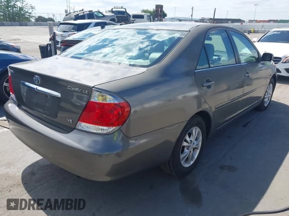 ✅ 2005 Toyota Camry LE • VIN: 4T1BF32K25U595582 • Lot: 43288592. Wystawiony na IAAI z przebiegiem 117 213 mil. Bezpłatny archiwum sprzedaży aukcyjnych z USA i szczegółowy raport historii pojazdu na DreamBid. Zdjęcie 4.