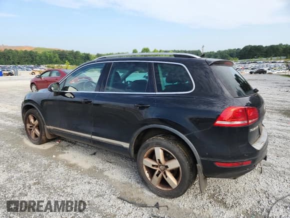 ✅ 2013 Volkswagen Touareg Lux • VIN: WVGEF9BP6DD010352 • Lot: 62585305. Listed on Copart with 210,935 mi. Free auction sales archive from the USA and detailed vehicle history report at DreamBid. Image 2.