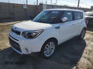 ✅ 2018 Kia Soul + • VIN: KNDJP3A55J7577613 • Lot: 92757215. Wystawiony na Copart z przebiegiem 132 343 mil. Bezpłatny archiwum sprzedaży aukcyjnych z USA i szczegółowy raport historii pojazdu na DreamBid. Zdjęcie 1.