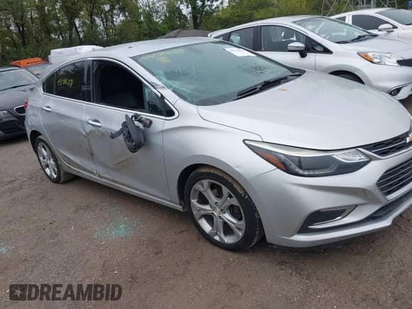 2018 Chevrolet Cruze Premier z VIN 3G1BF6SM8JS564749, wystawiony jako IAAI lot #43270687 z przebiegiem 175 318 mil mil oraz . Historia ofert i sprzedaży dostępna na DreamBid. Obrazek 6.