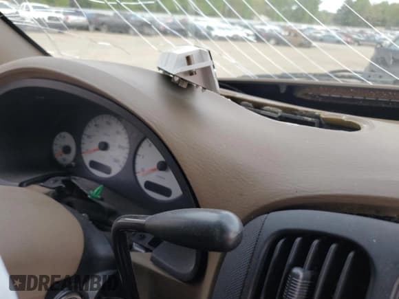 ✅ 2001 Chrysler Voyager LX • VIN: 1C4GJ45331B153080 • Lot: 53821365. Wystawiony na Copart z przebiegiem Nie podano. Bezpłatny archiwum sprzedaży aukcyjnych z USA i szczegółowy raport historii pojazdu na DreamBid. Zdjęcie 9.