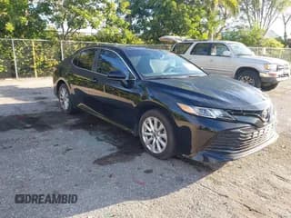 ✅ 2020 Toyota Camry LE • VIN: 4T1C11AK4LU980406 • Lot: 43446120. Wystawiony na IAAI z przebiegiem 74 125 mil. Bezpłatny archiwum sprzedaży aukcyjnych z USA i szczegółowy raport historii pojazdu na DreamBid. Zdjęcie 1.