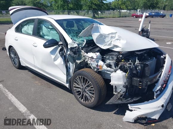 ✅ 2023 Kia Forte GT-Line • VIN: 3KPF54AD9PE575980 • Lot: 42728369. Wystawiony na IAAI z przebiegiem 28 294 mil. Bezpłatny archiwum sprzedaży aukcyjnych z USA i szczegółowy raport historii pojazdu na DreamBid. Zdjęcie 6.