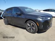 ✅ 2025 BMW iX xDrive50 • VIN: WB523CF00SCU13476 • Лот: 68222205. Опубликован ранее на Copart с пробегом 1 220 миль. Бесплатный доступ к архиву аукционных продаж из США и подробный отчёт об истории автомобиля на DreamBid. Изображение 4.